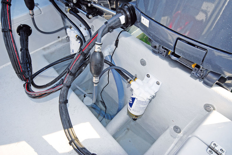 Le puisard arrière profond assure un drainage efficace du cockpit, mais l'absence de capot peut se révéler dangereuse.
