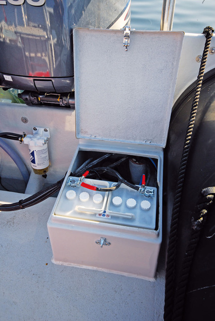 Les deux petits coffres techniques situés à l'arrière permettent de ranger quelques outils à côté des batteries.
