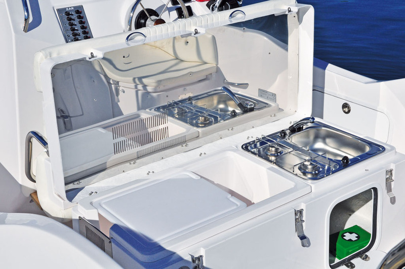 Sous le siège pilote, on trouve une kitchenette bien étudiée, gage de repas chauds à l'escale.
