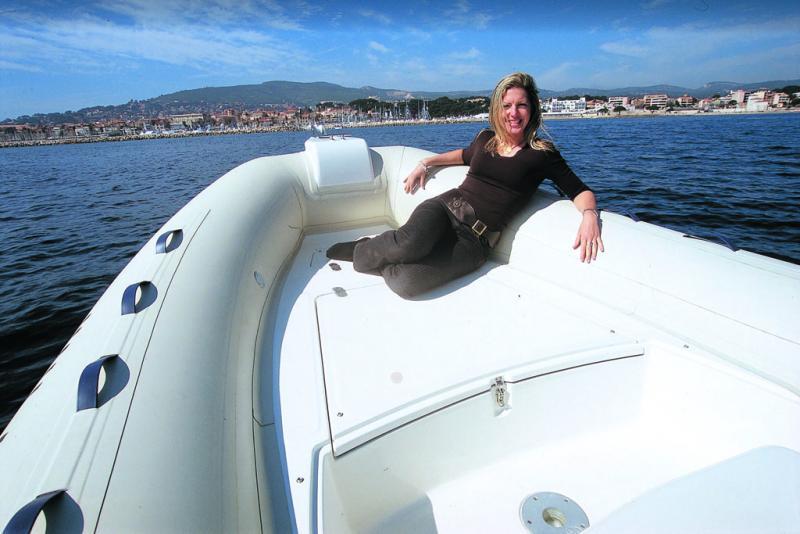 Même sans l’allonge de bain de soleil, la plate)forme avant dispose déjà d’une bonne surface.