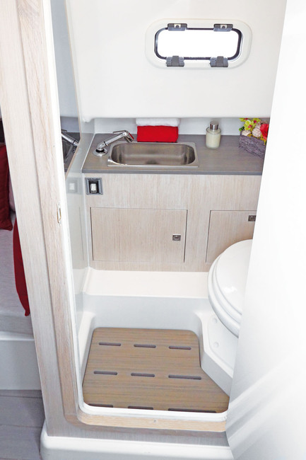 Le cabinet de toilette bénéficie aussi de la hauteur sous barrots.
