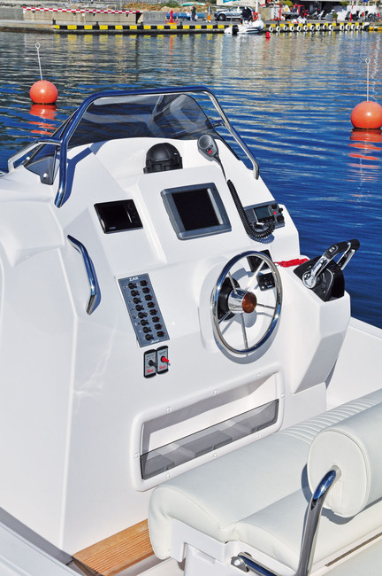 Le poste de pilotage du Zar dispense une excellente ergonomie de conduite. 