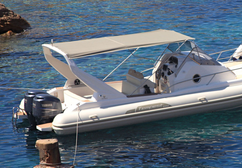 Très pratique, le taud de soleil optionnel couvre tout le cockpit et se replie sur l'arceau en quelques secondes.
