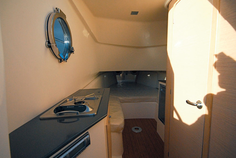 Espace et confort règnent à l'intérieur, avec une cuisine, une salle d'eau et un grand lit à l'avant.
