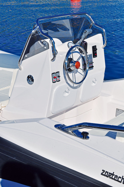 Bien que large le tableau de bord est avare de place pour ce qui est d'accueillir l'électronique de navigation.
