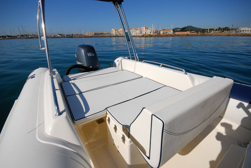 Le cockpit arrière se transforme en bain de soleil grâce à l'assise de pilotage basculant vers l'avant. Coussins et rallonges sont fournis en standard.
