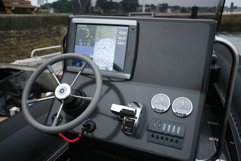 La surface de tableau de bord autorise l'intégration d'un combiné GPS-sondeur de grandes dimensions. 
