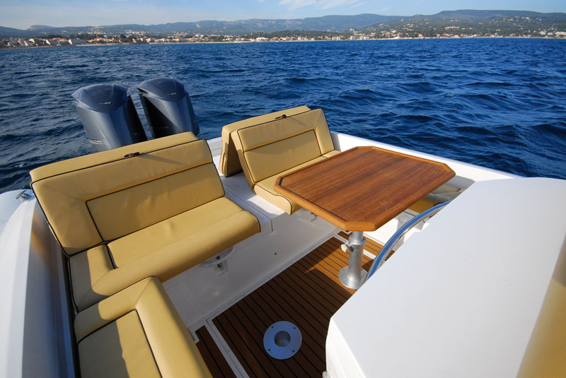 Le cockpit se convertit en coin-repas en installant une seule (notre photo) ou les deux tables en teck amovibles, fournies en standard .
