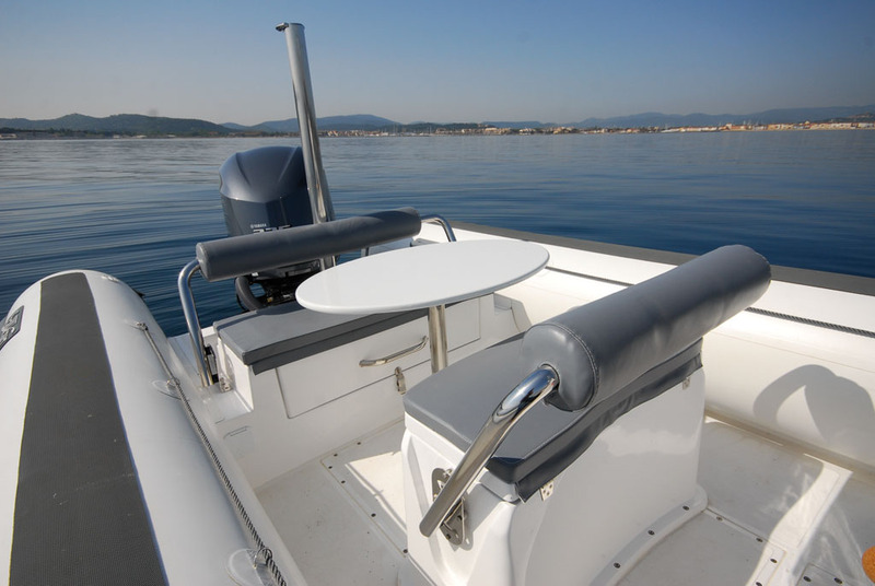 Point fort de ce modèle : son cockpit arrière convertible instantanément en carré spacieux.
