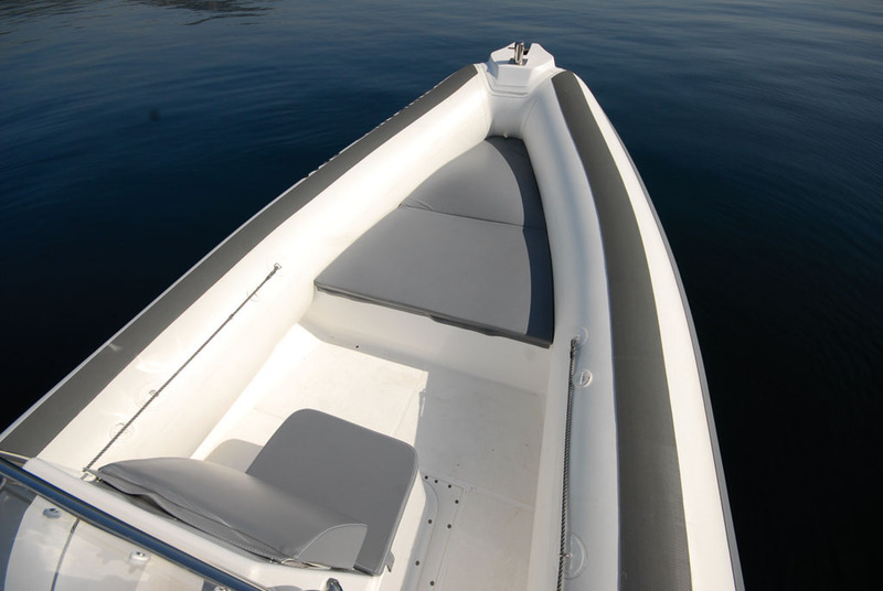 Beaucoup d'espace dans le cockpit avant où le bain de soleil court mériterait une rallonge.
