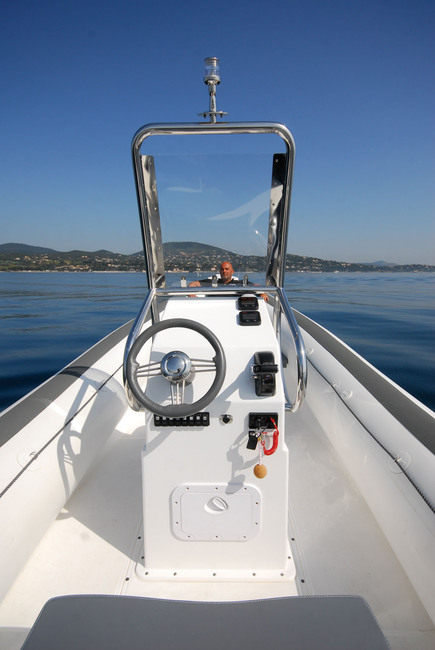 L'étroite console de pilotage dégage deux larges passages latéraux. Au-dessus du pare-brise, le feu de navigation est très visible.