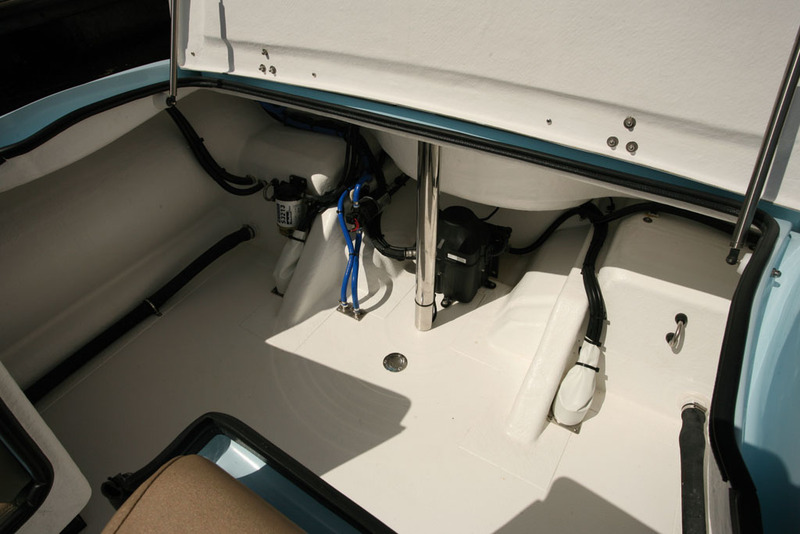 La cale arrière est vraiment immense. Elle est aussi très pratique d'accès car le solarium se relève à la verticale. On distingue la base du mât de ski, qui va jusqu'à se fixer sur le fond de coque. Robuste !