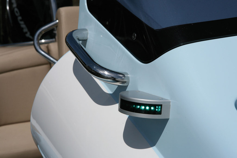 Les feux de navigation utilisent des LED à basse consommation.

