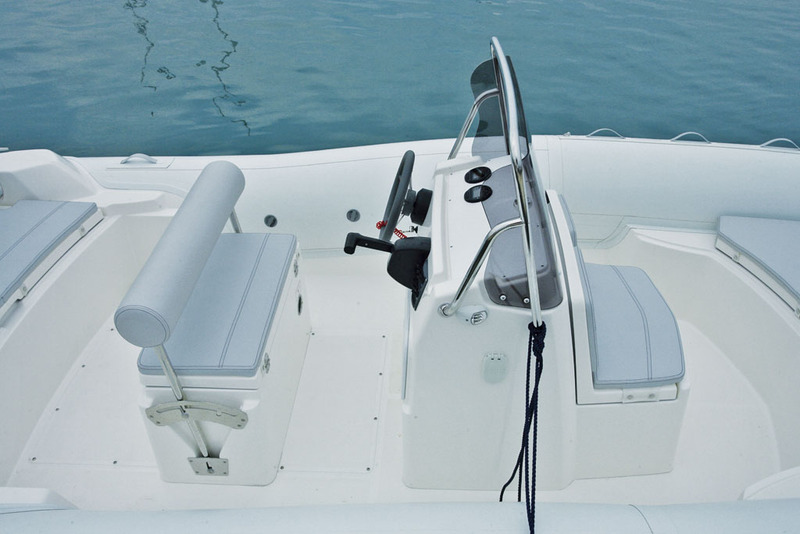 Le dossier du siège de pilotage peut se régler en inclinaison, au bon vouloir du barreur, qui peut officier assis ou debout en appui fessier.
