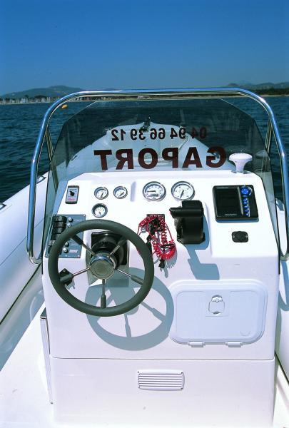 La console de pilotage, large et surmontée d’un bon pare-brise, est assez protectrice en cas de gros temps.
