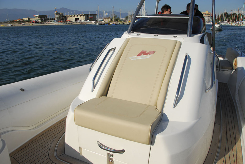 Traité en chaise longue, le panneau avant de la console se soulève pour donner accès à la cabine, mais les poignées latérales sont peu pratiques pour se tenir en navigation.