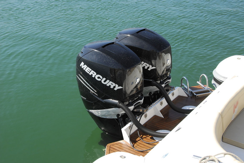 À l'arrière, le bracket qui prolonge la coque offre une super plage de bain en teck de la largeur du bateau. Notez aussi l'échelle de bain avec deux rampes pratiques.