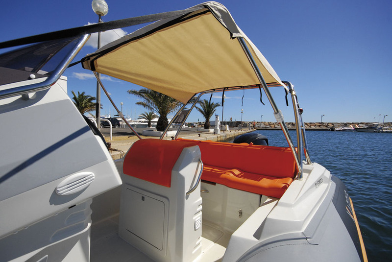 En option, le roll-bar avec bimini intégré offre un large ombrage sur le cockpit.