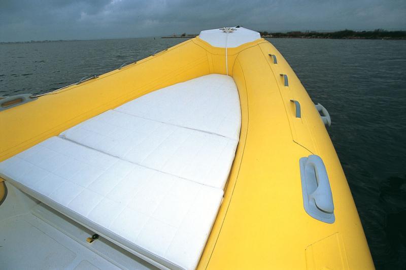 Une fois la rallonge installée, le bain de soleil offre un belle surface pour un canot de cette taille.