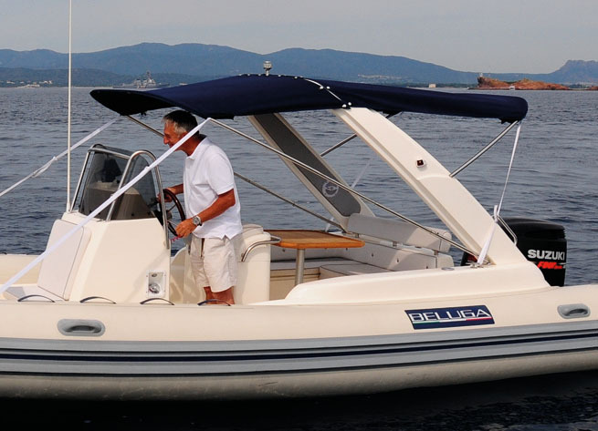 Le double bimini sur arceau procure un ombrage total sur le cockpit arrière. Très bien, mais en option.