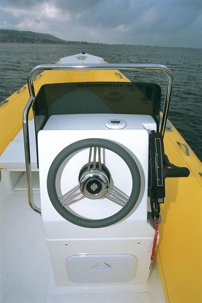 La console décalée ménage un large passage mais le mini-pare-brise est symbolique.