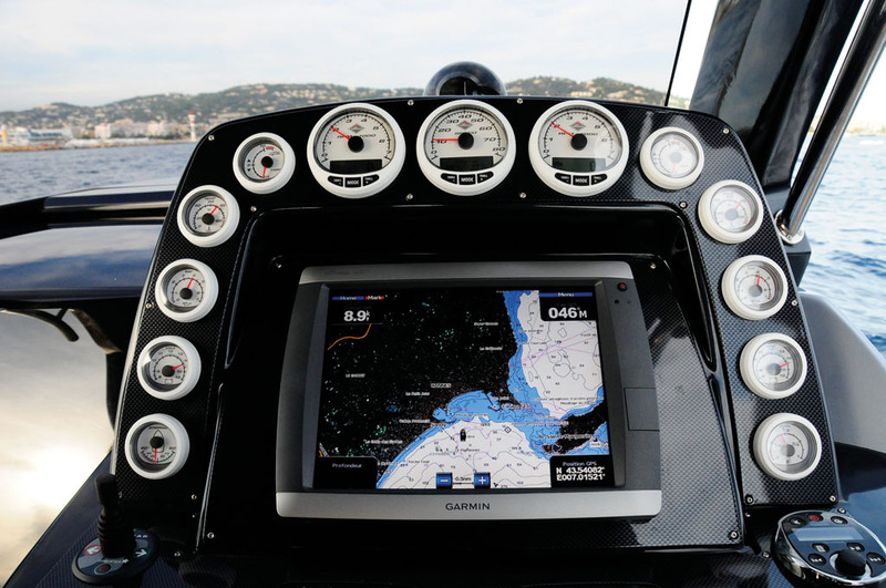 La bonne inclinaison du tableau de bord favorise la lisibilité, avec assez de place pour un grand écran de navigation. On préférerait toutefois une disposition groupée des cadrans.