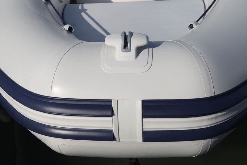 De nos jours, le taquet coinceur est le minimum que l'on puisse offrir pour assurer la ligne de mouillage. Le nez du bateau aurait avantage à posséder un guide plus profond.