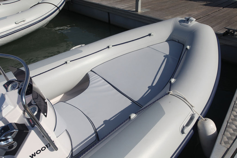 Avec l'apport de sa rallonge, le solarium de proue offre une belle surface pour la bronzette !