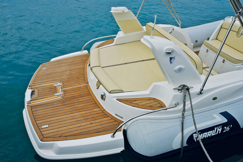 Cette immense plage de bain est l'un des avantages de la propulsion in-board.