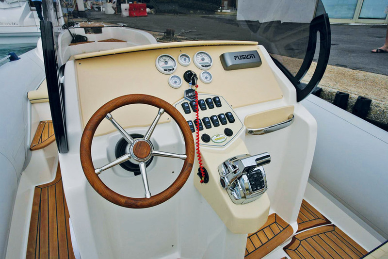 Pilote et copilote sont gâtés par l'ergonomie réussie du poste de pilotage. Notez la console centrale dédiée au boîtier de commandes qui tombe impeccablement sous la main.
