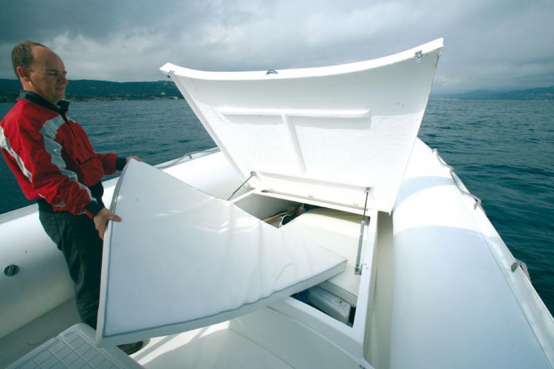 L’immense coffre avant est en mesure de recevoir les matelas du bain de soleil.