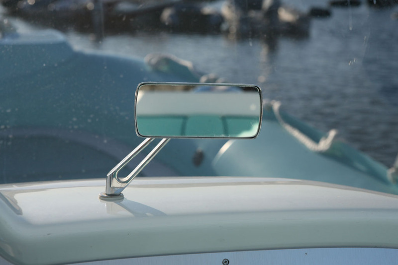 Clin d'oeil à l'univers de l'automobile, le rétroviseur peut aussi trouver son utilité lors des parties de ski nautique. 