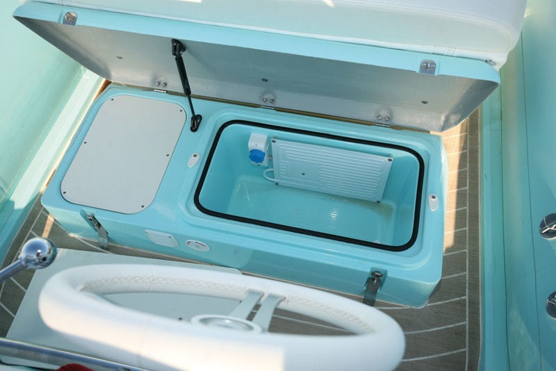 Le réfrigérateur est à portée de main, sous la banquette de pilotage.
