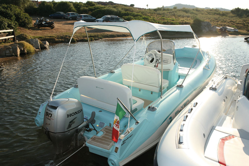 Facile à installer le cabriolet couvre jusqu'au poste de pilotage.