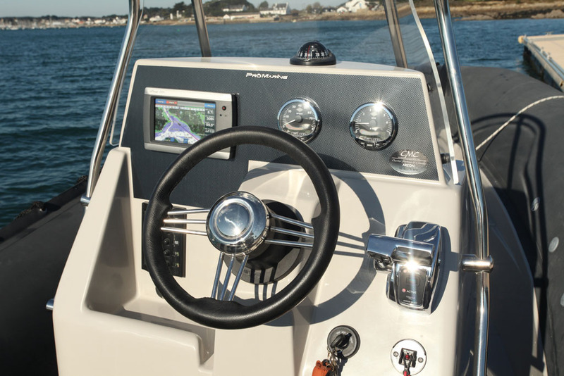 Le tableau de bord est bien agencé : les instruments du moteur et le combiné GPS/sondeur sont bien en évidence. Notez la présence, à bâbord, d'un petit vide-poches.