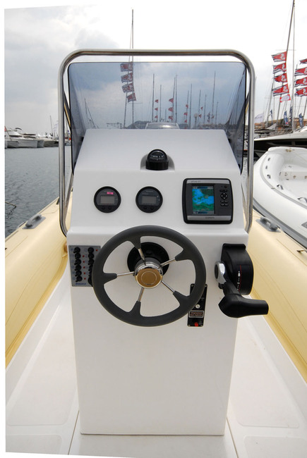 Beaucoup d'espace disponible sur la console pour installer les cadrans du moteur et l'électronique de navigation, mais on regrette l'absence de vide-poches.
