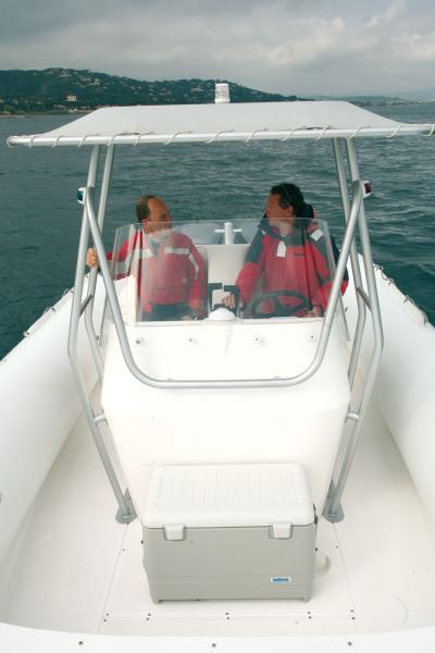 La large console, avec son haut pare-brise, garantit une bonne protection au barreur et à son équipier.