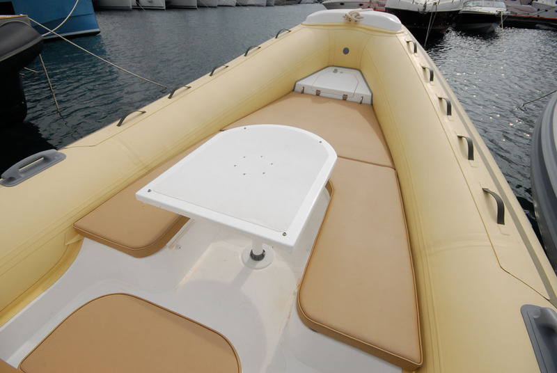 Coin repas comme ci-dessus, grand solarium en abaissant la table, ou banquette en U sans celle-ci, le cockpit avant s'adapte à toutes les situations.