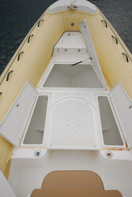 A l'avant, les coffres latéraux communiquent avec le grand coffre de proue pour permettre le rangement des cannes à pêche ou autres objets longs.