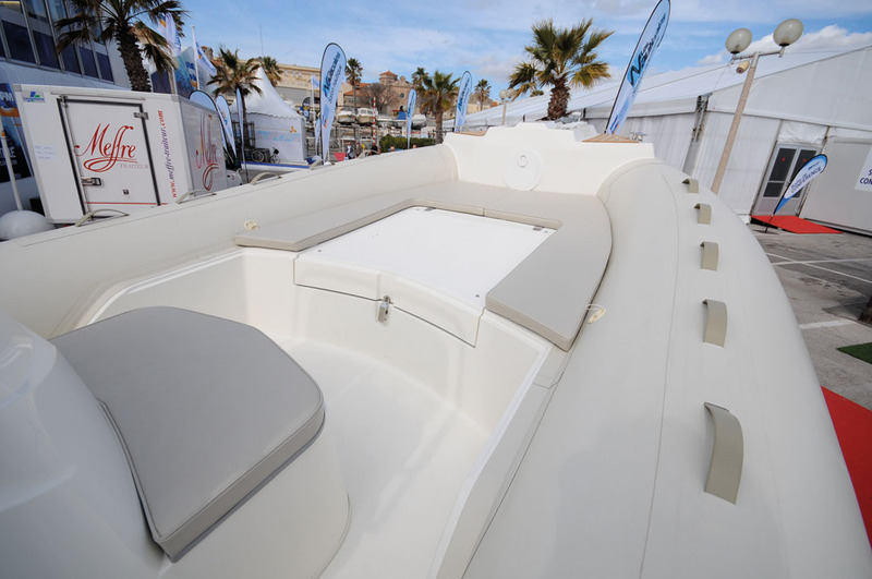 La fragmentation du matelas de bain de soleil procure un accès aisé à la grande cale avant. 
