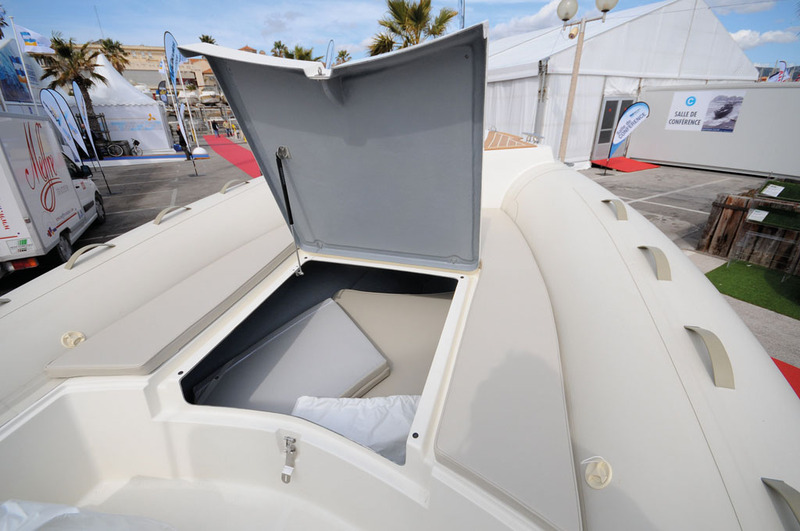 La grande soute de l'avant est en mesure de recevoir du matériel volumineux (matelas de solarium, sac de sécurité, wake-board...).