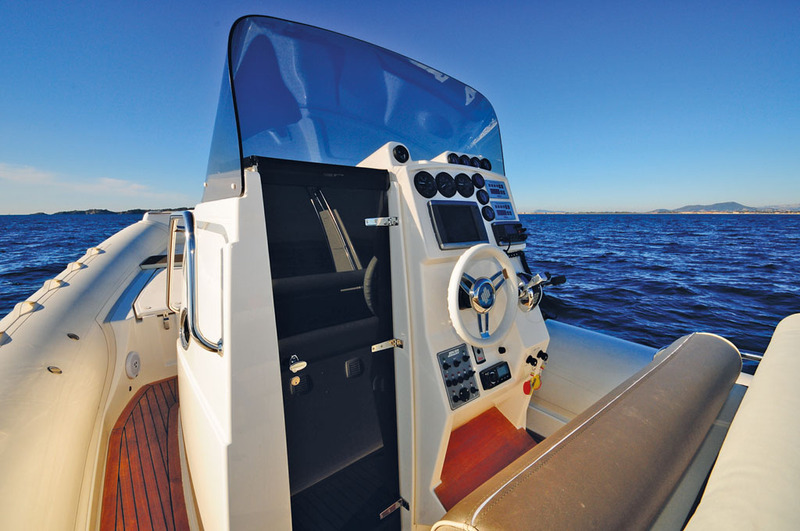 Bon point pour le confort du poste de pilotage, abrité par la volumineuse console centrale et par un pare-brise efficace.