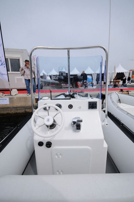 Console de pilotage taillée à la serpe mais efficace, avec un grand pare-brise qu'encadre une robuste main-courante tripode, et assez de place pour l'électronique de navigation. Les cadrans moteur sont un peu masqués par le volant.