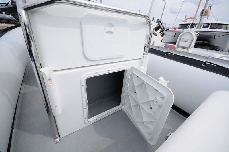 Deux coffres de bonne taille sous l'assise de pilotage (celui du haut fourni avec le leaning-post, celui du bas en option à part).
