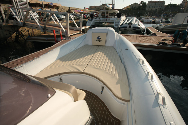 Avec la rallonge optionnelle, le solarium avant offre une belle surface de bronzette.