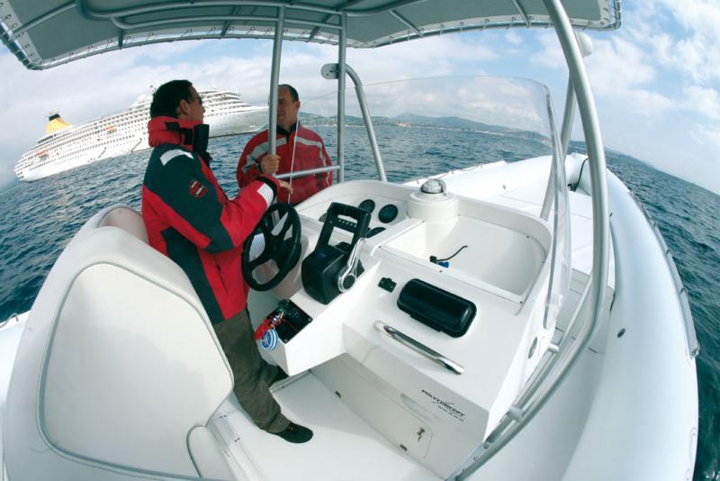 Le poste de pilotage, calqué sur celui des offshores américains, donne la possibilité de piloter à deux grâce au positionnement central des commandes de gaz.