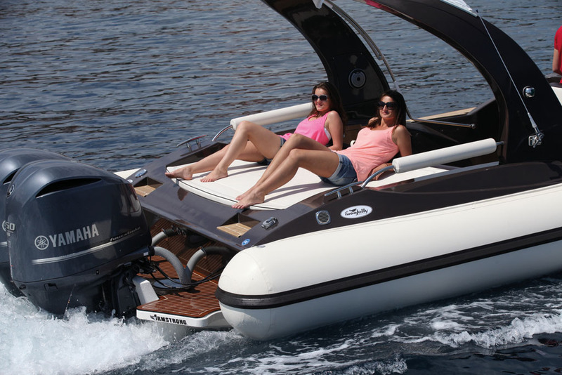 Grâce à son bastingage, le solarium de poupe est utilisable en navigation. 
