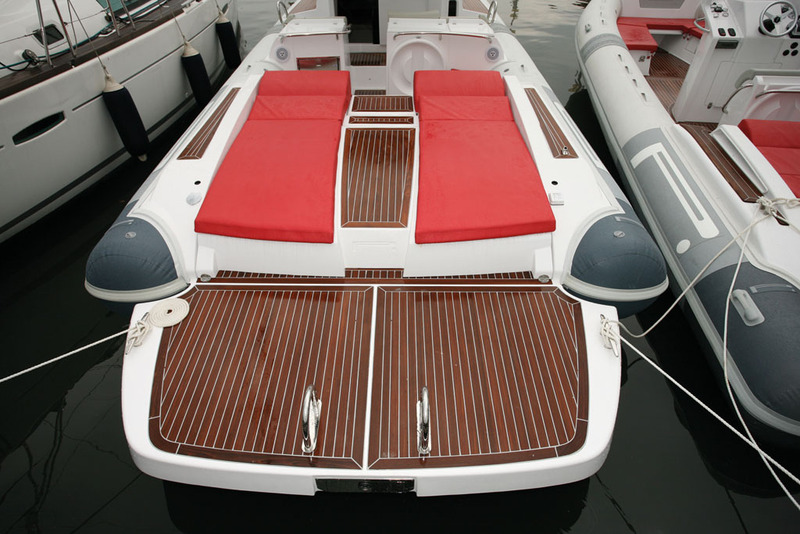 L'un des avantages majeurs de la propulsion in-board : une immense plage arrière facilement accessible. 