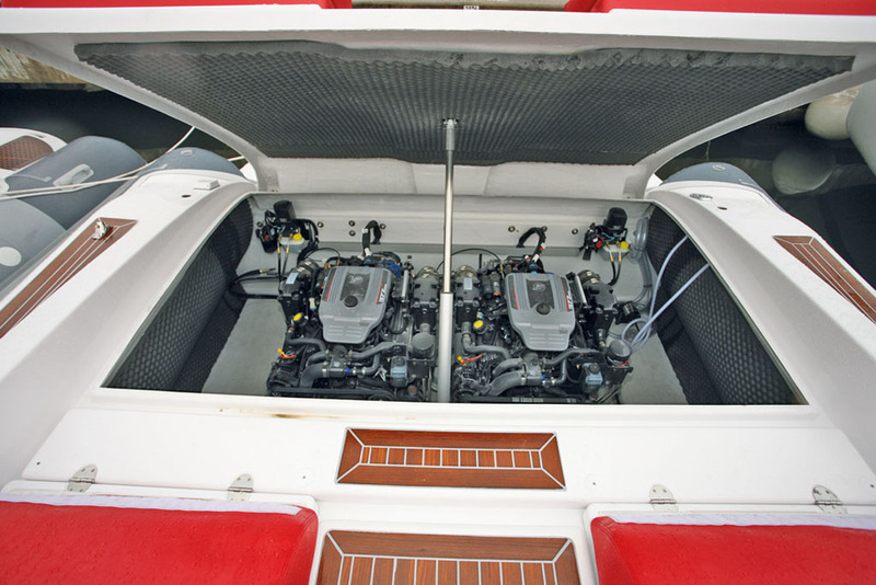 La cale des deux V8 Mercruiser essence est bien insonorisée. 