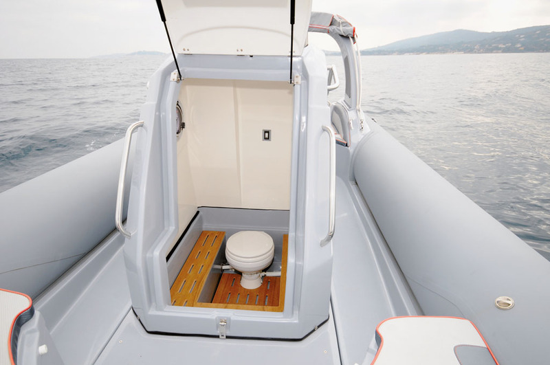 La cabine sous la console est équipée en standard d'un WC électrique.